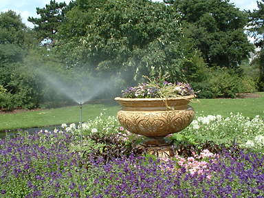 Ein automatisiertes Bew&auml;sserungssystem sorgt f&uuml;r die ausreichende Wassergabe an die Staudenrabatten,