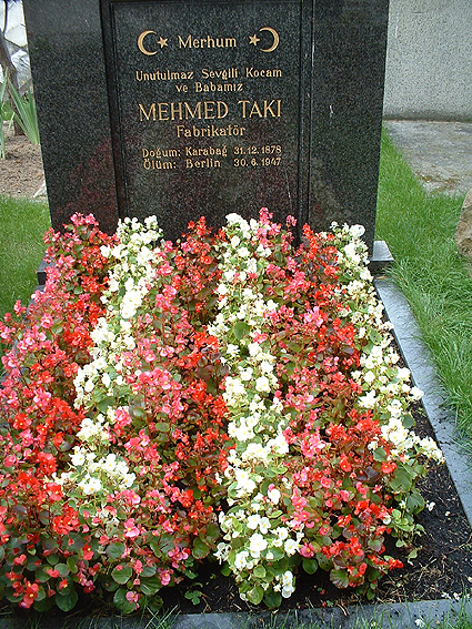 Individuelle Ruhest&auml;tten sind immer direkt im Hinblick auf die verstorbene Pers&ouml;nlichkeit und das begleitende Umfeld abgestimmt, somit einzigartige Entwurfsl&ouml;sungen, die nicht f&uuml;r eine Nachahmung an anderer Stelle dienen k&ouml;nnen. Dennoch m&ouml;chten wir Ihnen hier einige Beispiele vorstellen, wie durch die Auswahl der Pflanzen, die Farbigkeit, die Form und die Einfassung der Grabst&auml;tte gestaltet werden kann.