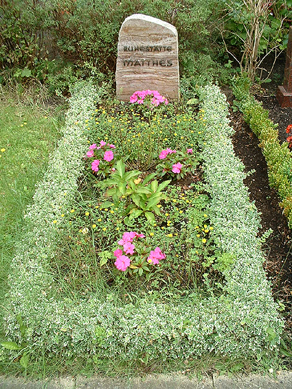 Individuelle Ruhest&auml;tten sind immer direkt im Hinblick auf die verstorbene Pers&ouml;nlichkeit und das begleitende Umfeld abgestimmt, somit einzigartige Entwurfsl&ouml;sungen, die nicht f&uuml;r eine Nachahmung an anderer Stelle dienen k&ouml;nnen. Dennoch m&ouml;chten wir Ihnen hier einige Beispiele vorstellen, wie durch die Auswahl der Pflanzen, die Farbigkeit, die Form und die Einfassung der Grabst&auml;tte gestaltet werden kann.