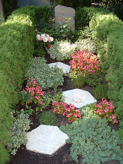 Individuelle Ruhest&auml;tten sind immer direkt im Hinblick auf die verstorbene Pers&ouml;nlichkeit und das begleitende Umfeld abgestimmt, somit einzigartige Entwurfsl&ouml;sungen, die nicht f&uuml;r eine Nachahmung an anderer Stelle dienen k&ouml;nnen. Dennoch m&ouml;chten wir Ihnen hier einige Beispiele vorstellen, wie durch die Auswahl der Pflanzen, die Farbigkeit, die Form und die Einfassung der Grabst&auml;tte gestaltet werden kann.