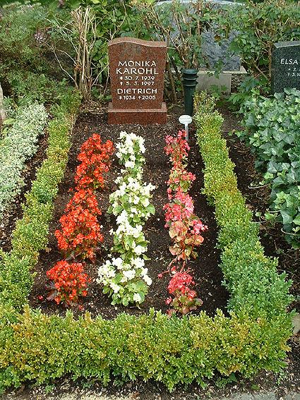 Individuelle Ruhest&auml;tten sind immer direkt im Hinblick auf die verstorbene Pers&ouml;nlichkeit und das begleitende Umfeld abgestimmt, somit einzigartige Entwurfsl&ouml;sungen, die nicht f&uuml;r eine Nachahmung an anderer Stelle dienen k&ouml;nnen. Dennoch m&ouml;chten wir Ihnen hier einige Beispiele vorstellen, wie durch die Auswahl der Pflanzen, die Farbigkeit, die Form und die Einfassung der Grabst&auml;tte gestaltet werden kann.