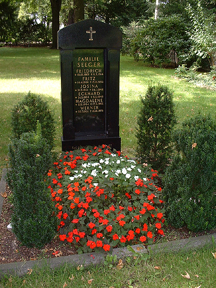 Individuelle Ruhest&auml;tten sind immer direkt im Hinblick auf die verstorbene Pers&ouml;nlichkeit und das begleitende Umfeld abgestimmt, somit einzigartige Entwurfsl&ouml;sungen, die nicht f&uuml;r eine Nachahmung an anderer Stelle dienen k&ouml;nnen. Dennoch m&ouml;chten wir Ihnen hier einige Beispiele vorstellen, wie durch die Auswahl der Pflanzen, die Farbigkeit, die Form und die Einfassung der Grabst&auml;tte gestaltet werden kann.