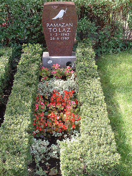 Individuelle Ruhest&auml;tten sind immer direkt im Hinblick auf die verstorbene Pers&ouml;nlichkeit und das begleitende Umfeld abgestimmt, somit einzigartige Entwurfsl&ouml;sungen, die nicht f&uuml;r eine Nachahmung an anderer Stelle dienen k&ouml;nnen. Dennoch m&ouml;chten wir Ihnen hier einige Beispiele vorstellen, wie durch die Auswahl der Pflanzen, die Farbigkeit, die Form und die Einfassung der Grabst&auml;tte gestaltet werden kann.