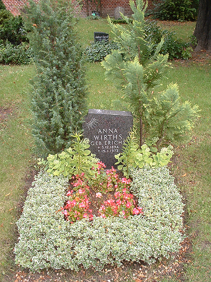 Individuelle Ruhest&auml;tten sind immer direkt im Hinblick auf die verstorbene Pers&ouml;nlichkeit und das begleitende Umfeld abgestimmt, somit einzigartige Entwurfsl&ouml;sungen, die nicht f&uuml;r eine Nachahmung an anderer Stelle dienen k&ouml;nnen. Dennoch m&ouml;chten wir Ihnen hier einige Beispiele vorstellen, wie durch die Auswahl der Pflanzen, die Farbigkeit, die Form und die Einfassung der Grabst&auml;tte gestaltet werden kann.