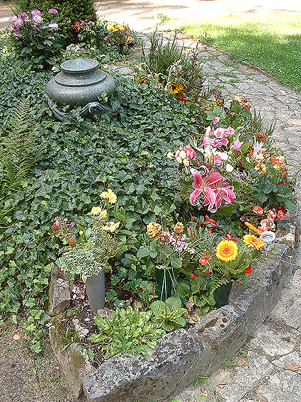 Individuelle Ruhest&auml;tten sind immer direkt im Hinblick auf die verstorbene Pers&ouml;nlichkeit und das begleitende Umfeld abgestimmt, somit einzigartige Entwurfsl&ouml;sungen, die nicht f&uuml;r eine Nachahmung an anderer Stelle dienen k&ouml;nnen. Dennoch m&ouml;chten wir Ihnen hier einige Beispiele vorstellen, wie durch die Auswahl der Pflanzen, die Farbigkeit, die Form und die Einfassung der Grabst&auml;tte gestaltet werden kann.