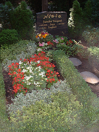 Individuelle Ruhest&auml;tten sind immer direkt im Hinblick auf die verstorbene Pers&ouml;nlichkeit und das begleitende Umfeld abgestimmt, somit einzigartige Entwurfsl&ouml;sungen, die nicht f&uuml;r eine Nachahmung an anderer Stelle dienen k&ouml;nnen. Dennoch m&ouml;chten wir Ihnen hier einige Beispiele vorstellen, wie durch die Auswahl der Pflanzen, die Farbigkeit, die Form und die Einfassung der Grabst&auml;tte gestaltet werden kann.