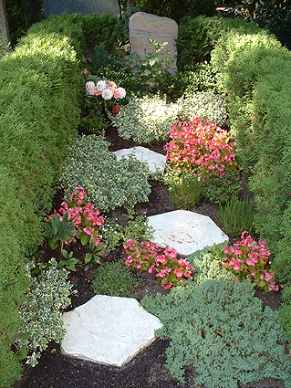 Individuelle Ruhest&auml;tten sind immer direkt im Hinblick auf die verstorbene Pers&ouml;nlichkeit und das begleitende Umfeld abgestimmt, somit einzigartige Entwurfsl&ouml;sungen, die nicht f&uuml;r eine Nachahmung an anderer Stelle dienen k&ouml;nnen. Dennoch m&ouml;chten wir Ihnen hier einige Beispiele vorstellen, wie durch die Auswahl der Pflanzen, die Farbigkeit, die Form und die Einfassung der Grabst&auml;tte gestaltet werden kann.