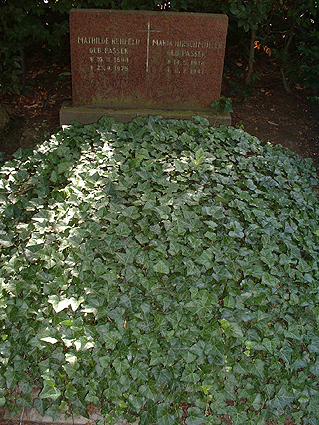 Individuelle Ruhest&auml;tten sind immer direkt im Hinblick auf die verstorbene Pers&ouml;nlichkeit und das begleitende Umfeld abgestimmt, somit einzigartige Entwurfsl&ouml;sungen, die nicht f&uuml;r eine Nachahmung an anderer Stelle dienen k&ouml;nnen. Dennoch m&ouml;chten wir Ihnen hier einige Beispiele vorstellen, wie durch die Auswahl der Pflanzen, die Farbigkeit, die Form und die Einfassung der Grabst&auml;tte gestaltet werden kann.