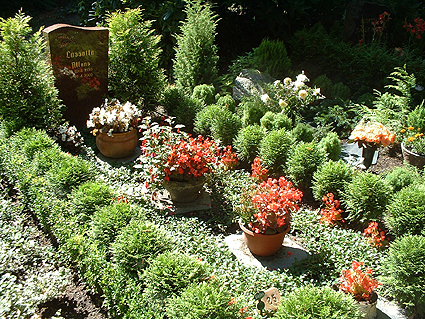 Individuelle Ruhest&auml;tten sind immer direkt im Hinblick auf die verstorbene Pers&ouml;nlichkeit und das begleitende Umfeld abgestimmt, somit einzigartige Entwurfsl&ouml;sungen, die nicht f&uuml;r eine Nachahmung an anderer Stelle dienen k&ouml;nnen. Dennoch m&ouml;chten wir Ihnen hier einige Beispiele vorstellen, wie durch die Auswahl der Pflanzen, die Farbigkeit, die Form und die Einfassung der Grabst&auml;tte gestaltet werden kann.