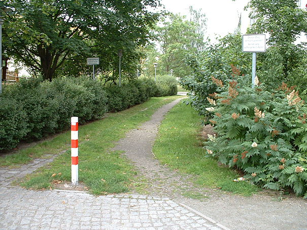 Au&szlig;enanlagen f&uuml;r Neubau von 164 Wohneinheiten mit behindertengerechten Zug&auml;ngen, Spielanlage und Feuerwehrerschlie&szlig;ung, Fertigstellung 1997