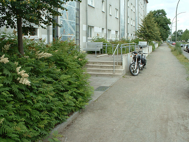 Au&szlig;enanlagen f&uuml;r Neubau von 164 Wohneinheiten mit behindertengerechten Zug&auml;ngen, Spielanlage und Feuerwehrerschlie&szlig;ung, Fertigstellung 1997