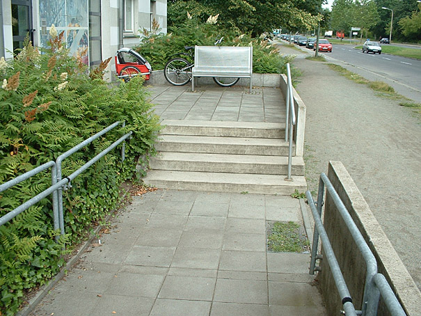 Au&szlig;enanlagen f&uuml;r Neubau von 164 Wohneinheiten mit behindertengerechten Zug&auml;ngen, Spielanlage und Feuerwehrerschlie&szlig;ung, Fertigstellung 1997