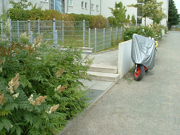Au&szlig;enanlagen f&uuml;r Neubau von 164 Wohneinheiten mit behindertengerechten Zug&auml;ngen, Spielanlage und Feuerwehrerschlie&szlig;ung, Fertigstellung 1997