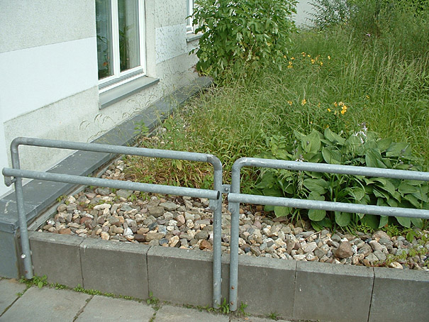 Au&szlig;enanlagen f&uuml;r Neubau von 164 Wohneinheiten mit behindertengerechten Zug&auml;ngen, Spielanlage und Feuerwehrerschlie&szlig;ung, Fertigstellung 1997