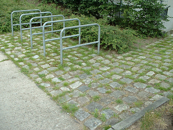 Au&szlig;enanlagen f&uuml;r Neubau von 164 Wohneinheiten mit behindertengerechten Zug&auml;ngen, Spielanlage und Feuerwehrerschlie&szlig;ung, Fertigstellung 1997