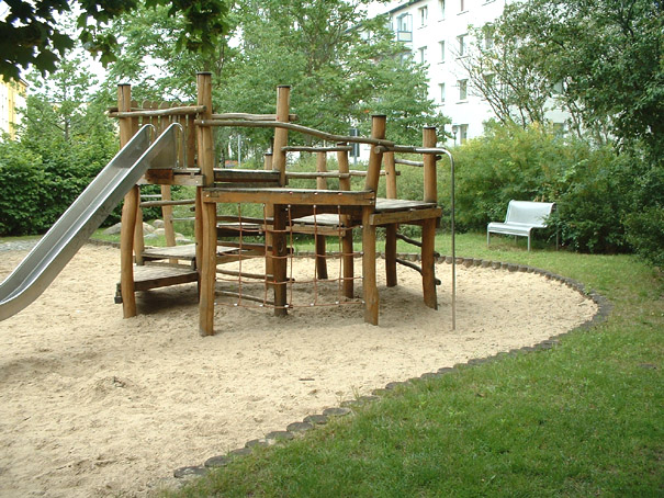 Au&szlig;enanlagen f&uuml;r Neubau von 164 Wohneinheiten mit behindertengerechten Zug&auml;ngen, Spielanlage und Feuerwehrerschlie&szlig;ung, Fertigstellung 1997